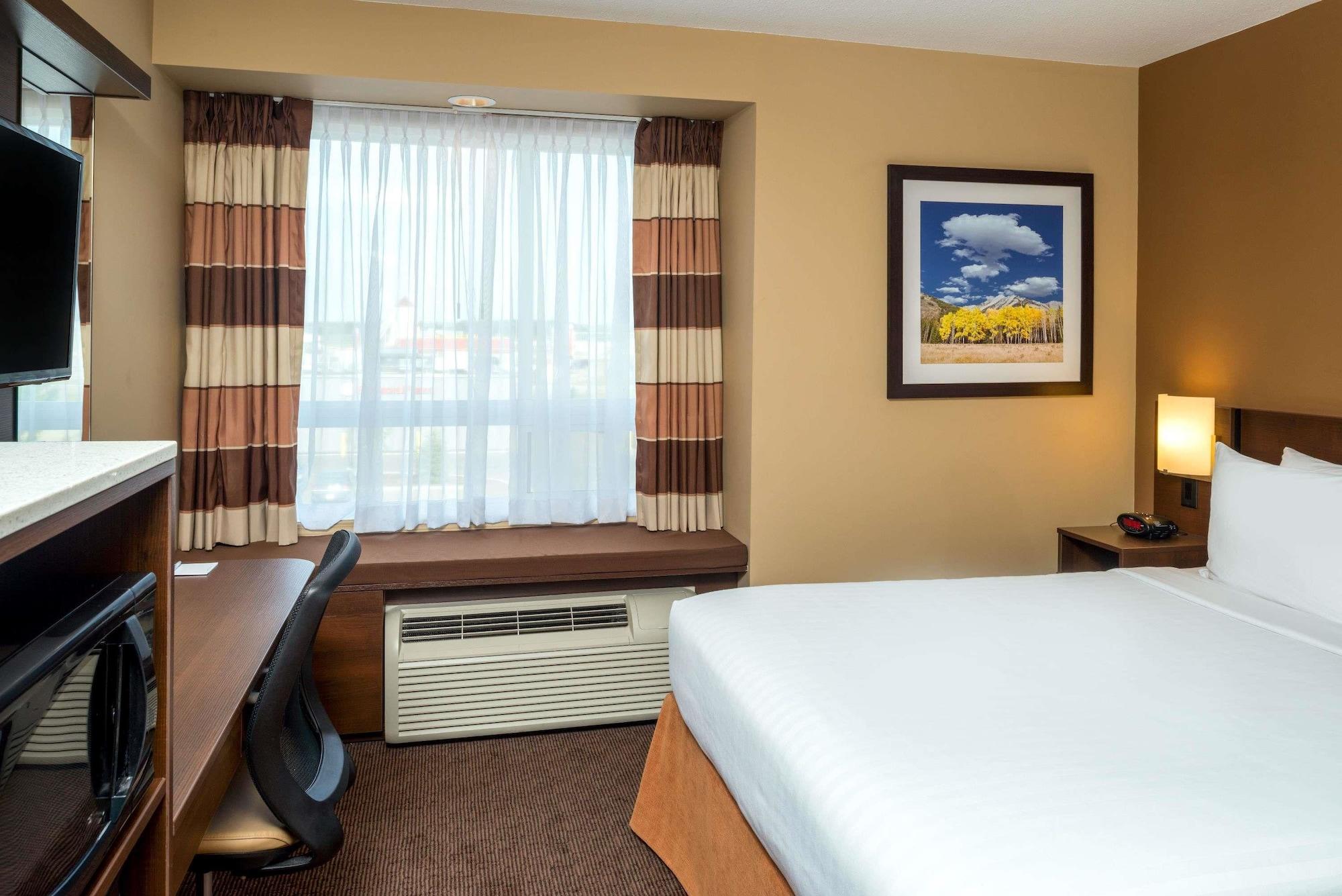 Microtel Inn & Suites By Wyndham Red Deer Eksteriør bilde