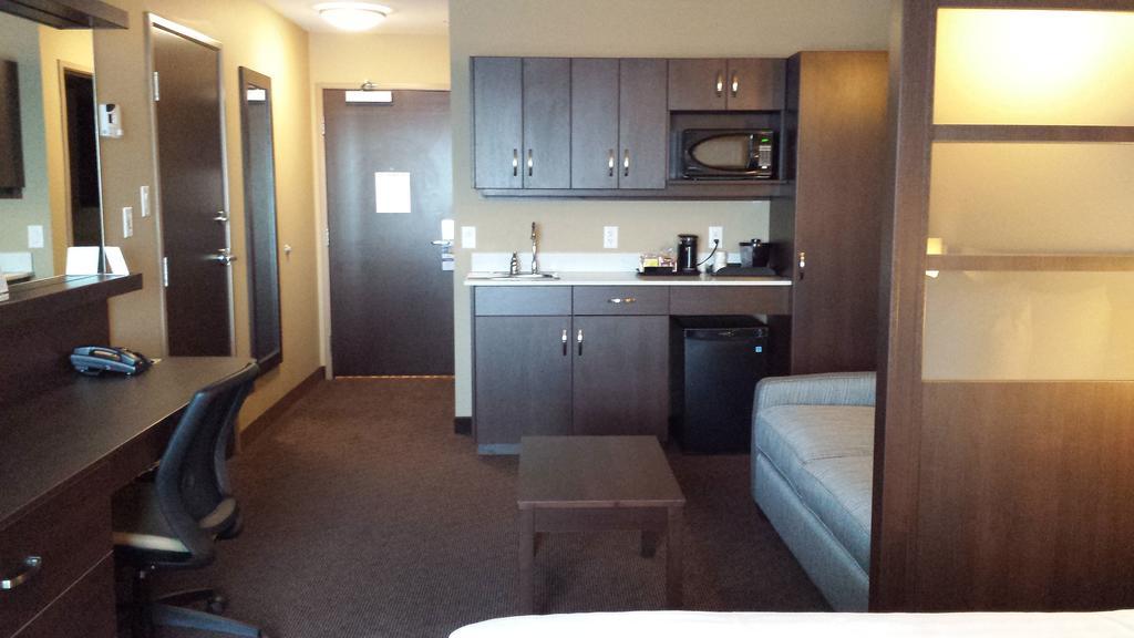 Microtel Inn & Suites By Wyndham Red Deer Rom bilde