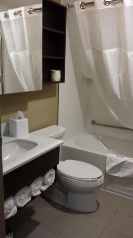 Microtel Inn & Suites By Wyndham Red Deer Rom bilde