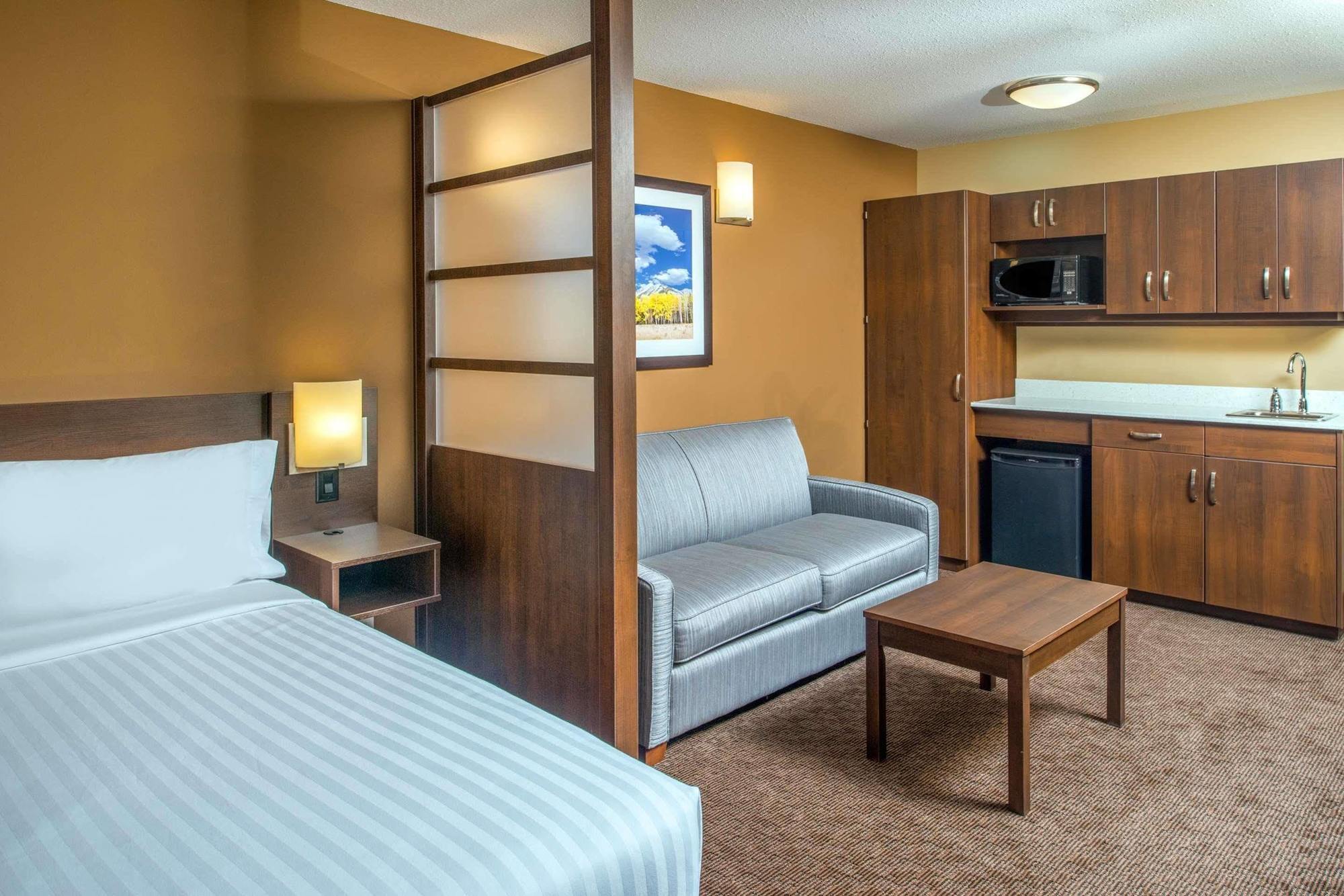 Microtel Inn & Suites By Wyndham Red Deer Eksteriør bilde